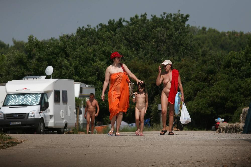 Bondi Beach Path Outskirt pics - nudism in the world