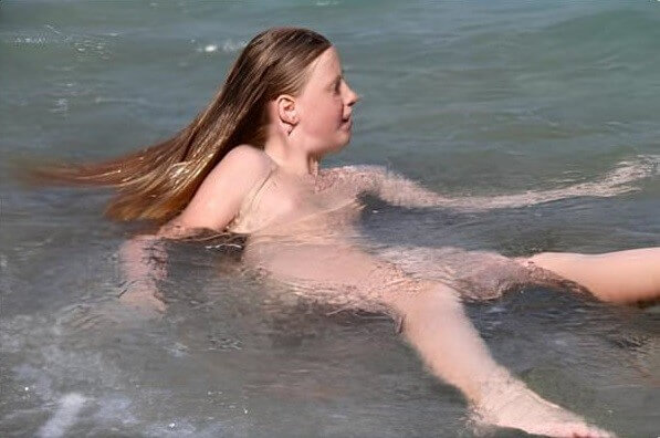 Turqoise Water Splash pics - nudism in the world