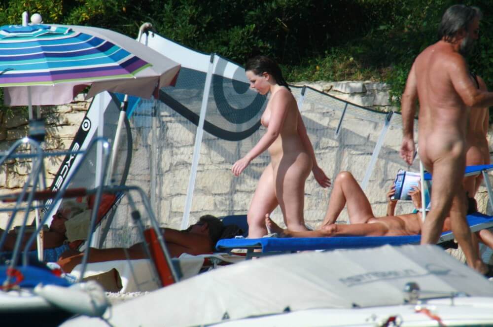 Girl Daytime Bath - nudism in the world