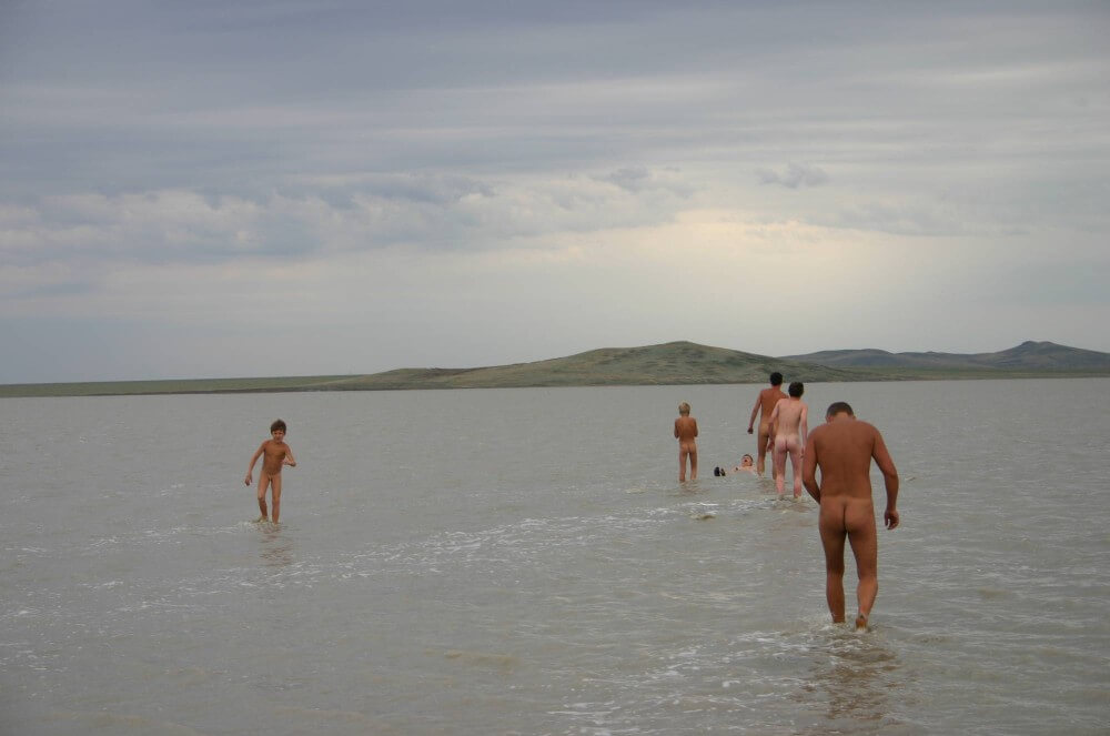 Black-Sea Body Mud Shots pics - nudism in the world