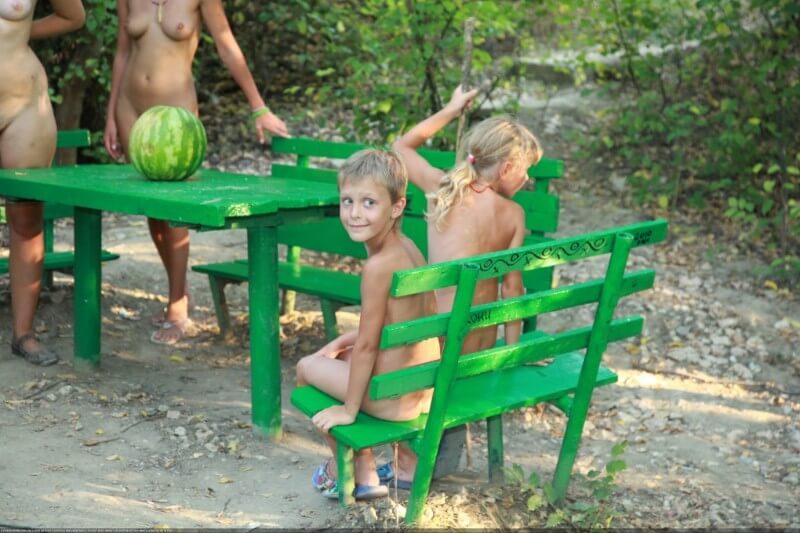 Naturists green picnic photos - nudism in the world