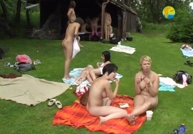 Naturist Freedom: Cottage Picnic - nudism in the world
