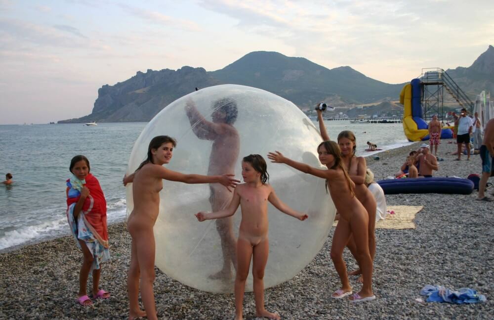 Pics Walk on the Beach Balloon - nudism in the world
