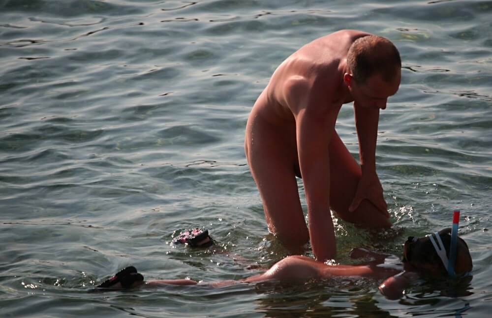 Father Floats His Daughter pics - nudism in the world